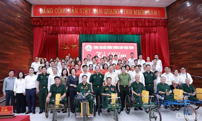 Tổng Bí thư, Chủ tịch nước Tô Lâm và đại biểu với cán bộ và thương binh, bệnh binh tại Trung tâm Điều dưỡng thương binh Thuận Thành. Ảnh Báo Bắc Ninh