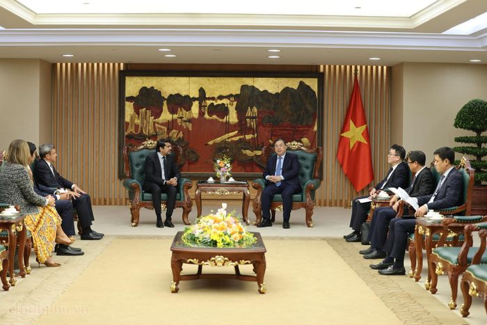 Phó Thủ tướng Thường trực khẳng định Việt Nam coi trọng sự quan tâm của các quỹ đầu tư hàng đầu thế giới như Blackstone; mong muốn tập đoàn tiếp tục mở rộng đầu tư, đóng góp vào quá trình phát triển doanh nghiệp, nâng cao năng lực cạnh tranh và thúc đẩy tăng trưởng bền vững của Việt Nam - Ảnh: VGP/Phương Nguyên
