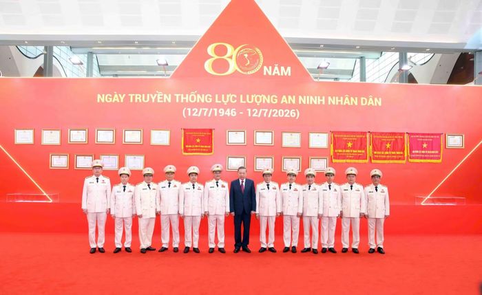 Tổng Bí thư, Chủ tịch nước Tô Lâm và các đại biểu đã tham quan các gian hàng triển lãm chào mừng 80 năm Ngày truyền thống lực lượng An ninh nhân dân.