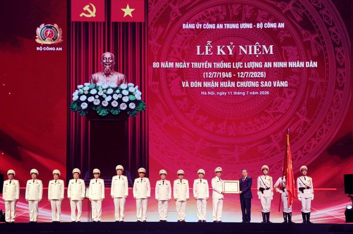 Tổng Bí thư, Chủ tịch nước Tô Lâm trao tặng Huân chương Sao vàng cho lực lượng An ninh nhân dân.