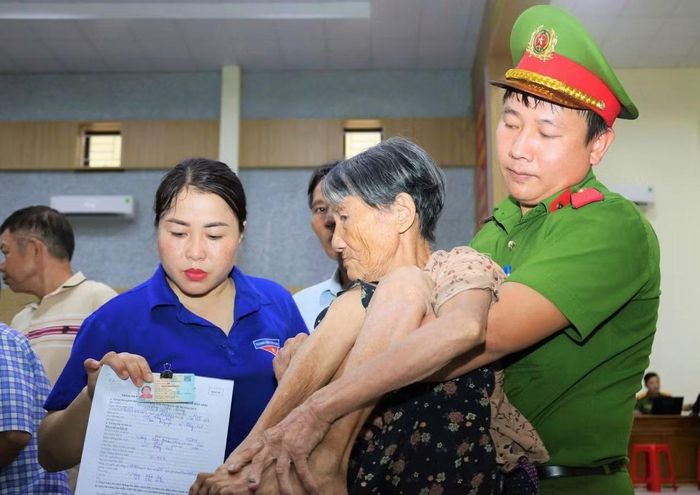  Lực lượng Công an hỗ trợ thân nhân liệt sĩ già yếu, bệnh tật lấy mẫu ADN 
