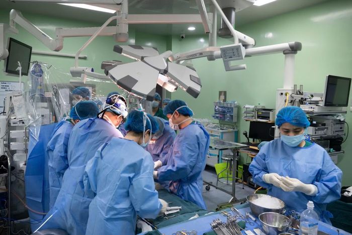 Các bác sĩ thực hiện ca lấy đa tạng.