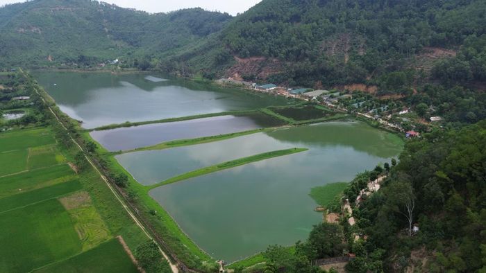Hồ Đồng Nững có diện tích hàng chục ha, tích trữ nước tưới cho diện tích sản xuất nông nghiệp phía dưới.