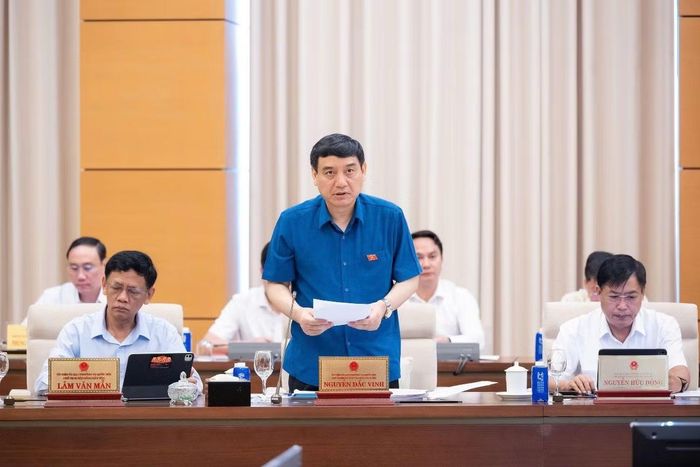 Chủ nhiệm Ủy ban Văn hóa và Xã hội Nguyễn Đắc Vinh trình bày báo cáo thẩm tra.