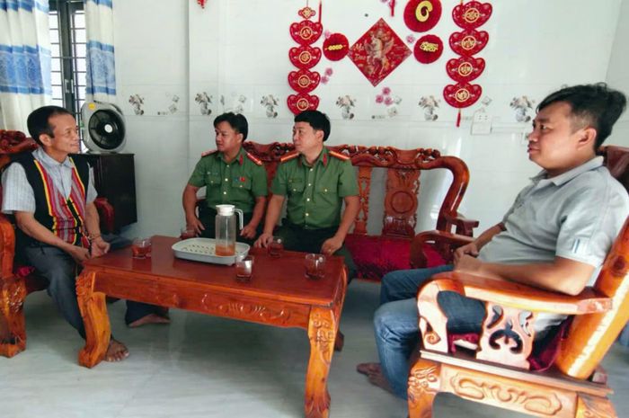 Cán bộ Công an xã Phước Năng thăm, trò chuyện với người có uy tín về tình hình ANTT tại địa phương.