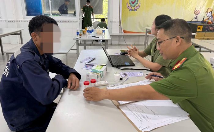 Công an xã Phước Năng tổ chức test ma túy ngẫu nhiên cho công nhân, người lao động làm việc trên địa bàn xã.