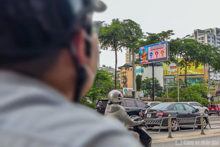Người dân lưu thông trên đường Võ Chí Công có thể theo dõi thông tin hiển thị qua màn LED giao thông với nhiều nội dung cụ thể.
