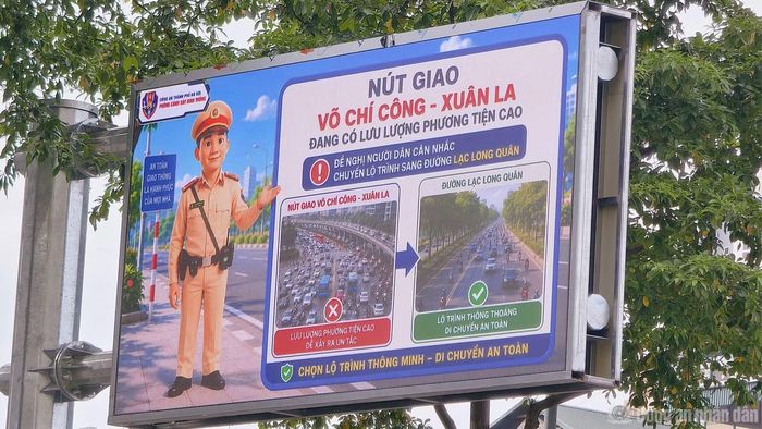 Thông tin trên màn LED cho biết tuyến nào có mật độ phương tiện đông đúc, di chuyển khó khăn cũng như thông thoáng để người dân chủ động.