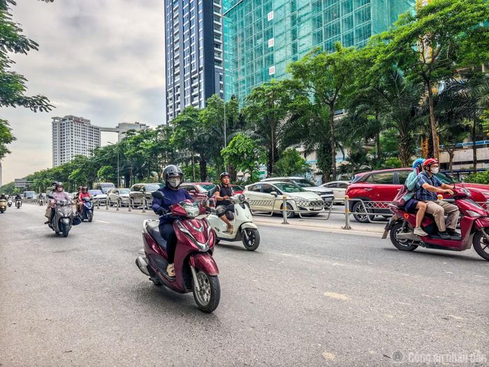 Giao thông trên đường Võ Chí Công trong giờ cao điểm sáng.
