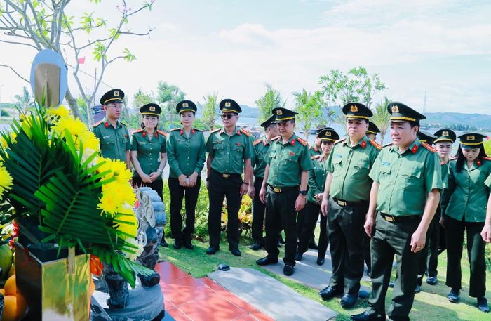 Đoàn công tác tại Khu di tích lịch sử quốc gia đặc biệt Bến phà Gianh.