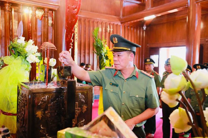 Đại tá Cù Gia Quảng, Phó Cục trưởng Cục Ngoại tuyến dâng hương, dâng hoa tại Khu lưu niệm Chủ tịch Hồ Chí Minh, Kim Liên, tỉnh Nghệ An.