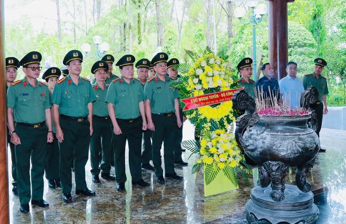 Đoàn công tác Cục Ngoại tuyến tại Khu di tích quốc gia đặc biệt Ngã ba Đồng Lộc (tỉnh Hà Tĩnh).