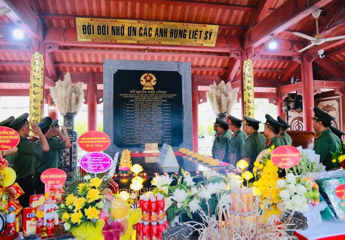 Đoàn công tác Cục Ngoại tuyến dâng hương tại Khu di tích lịch sử quốc gia Truông Bồn (tỉnh Nghệ An).