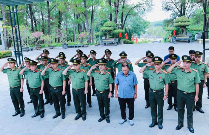 Đoàn dâng hương, hoa tại Nghĩa trang liệt sỹ quốc gia Trường Sơn.