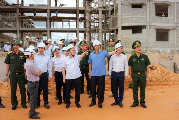 Phó Thủ tướng Lê Tiến Châu yêu cầu đơn vị thi công đẩy nhanh tiến độ dự án trường phổ thông nội trú liên cấp tại xã A Lưới 4.