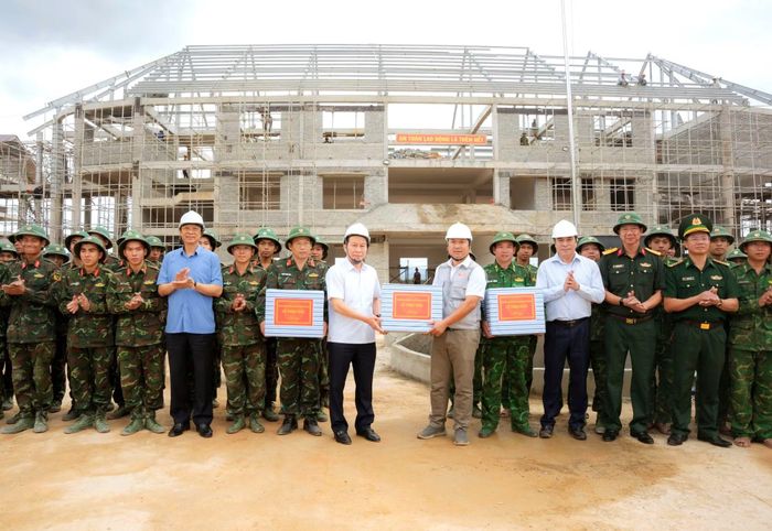 Phó Thủ tướng Lê Tiến Châu tặng quà, động viên các đơn vị thi công xây dựng trường nội trú liên cấp.