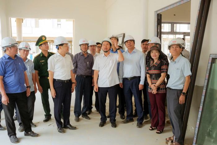 Phó Thủ tướng Lê Tiến Châu kiểm tra cơ sở vật chất bên trong dự án trường phổ thông nội trú liên cấp.