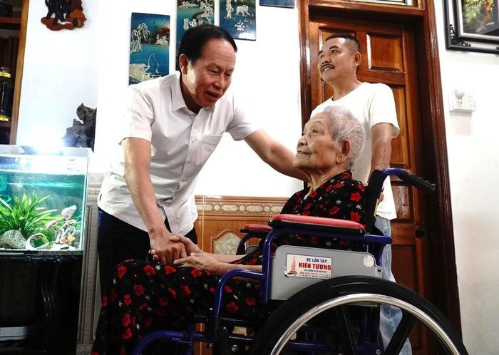 Phó Thủ tướng Lê Tiến Châu thăm hỏi, động viên Anh hùng Hồ Kan Lịch.