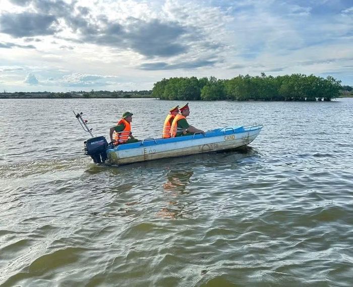 Công an phường Phong Quảng tuần tra trên đầm phá Tam Giang.