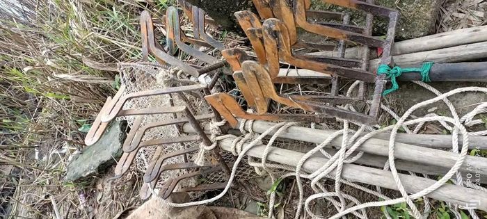 Công cụ khai thác thủy sản theo kiểu hủy diệt của các đối tượng được Công an phường Phong Quảng thu giữ.