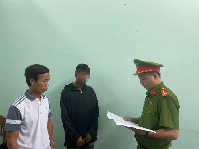 Cơ quan Công an tống đạt quyết định khởi tố đối với Võ Văn Mỹ về hành vi "Hủy hoại nguồn lợi thủy sản".