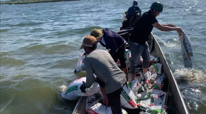 Công an xã Vinh Lộc phát hiện các trường hợp dụng ngư lưới cụ giã cào để đánh bắt thủy sản trên đầm Cầu Hai.
