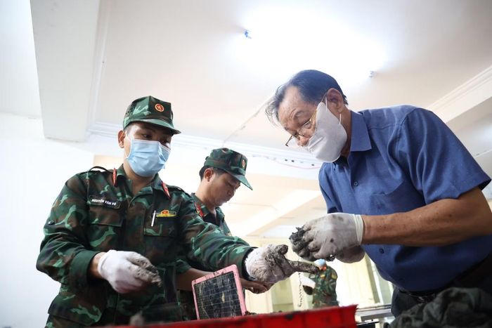 Bác sĩ Bản cùng các cán bộ chiến sĩ tham gia tìm kiếm, quy tập hài cốt liệt sĩ tại Công viên Lê Thị Riêng.