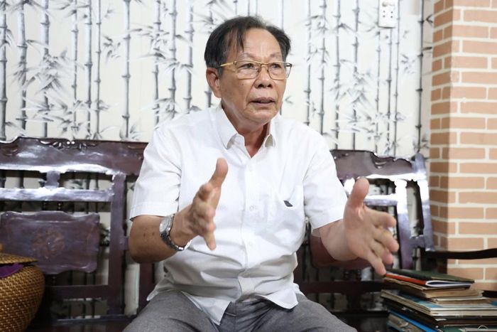 Bác sĩ Trần Văn Bản tại nhà riêng ở phường Tân Sơn Nhì, TP Hồ Chí Minh.