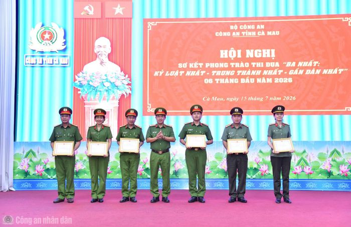 Đại tá Châu Quốc Huy, Phó Giám đốc Công an tỉnh trao Giấy khen tặng tập thể có thành tích xuất sắc phong trào thi đua “Ba nhất”.