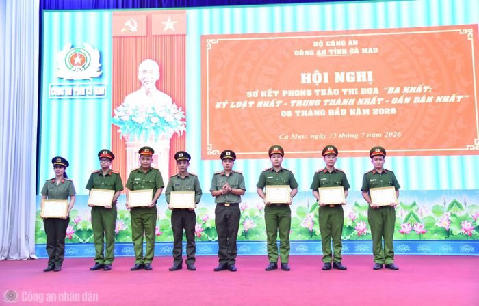 Đại tá Lê Tấn Vinh, Phó Giám đốc Công an tỉnh trao Giấy khen tặng cá nhân có thành tích xuất sắc thực hiện phong trào thi đua “Ba nhất”.