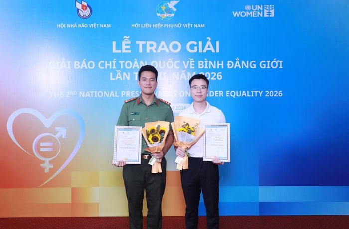 Tác giả Nguyễn Nhật Bình (bên phải) và Nguyễn Tiến Trung, Cục Truyền thông CAND tại lễ trao giải.