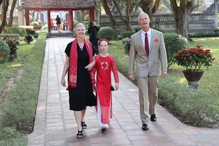 Đại sứ Na Uy Hilde Solbakken cùng chồng và con gái đến thăm Văn Miếu ở Hà Nội nhân dịp Tết Nguyên đán 2023. Ảnh do Đại sứ quán cung cấp.