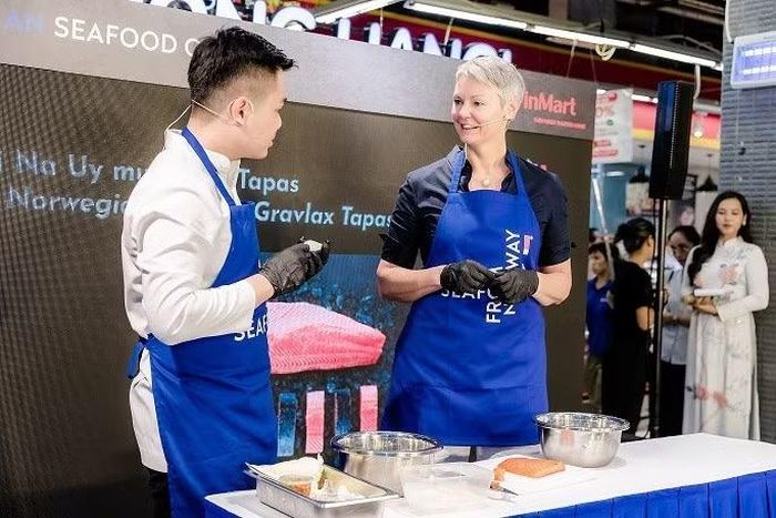 Đại sứ Hilde Solbakken đích thân cùng các đầu bếp chuẩn bị những món ăn hấp dẫn tại Ngày hội Hải sản Na Uy năm 2023. Ảnh: KT.