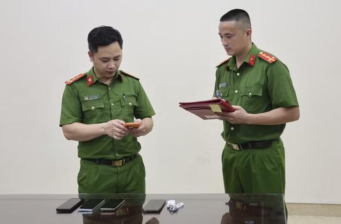  Cán bộ Phòng Cảnh sát hình sự Công an tỉnh Ninh Bình kiểm tra tang vật vụ án. 