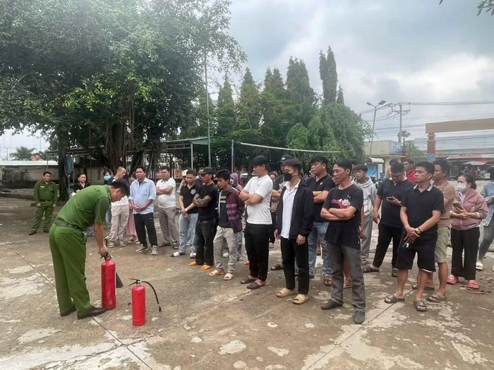 Đội Chữa cháy và cứu nạn cứu hộ Khu vực 5 tuyên truyền pháp luật và hướng dẫn PCCC cho đại diện các cơ sở kinh doanh, sản xuất có nguy cơ cháy, nổ cao trên địa bàn xã Bàu Hàm.