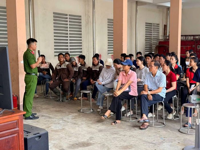 Đội Chữa cháy và cứu nạn cứu hộ khu vực 10 tuyên truyền công tác PCCC cho chủ các cơ sở kinh doanh trên địa bàn.