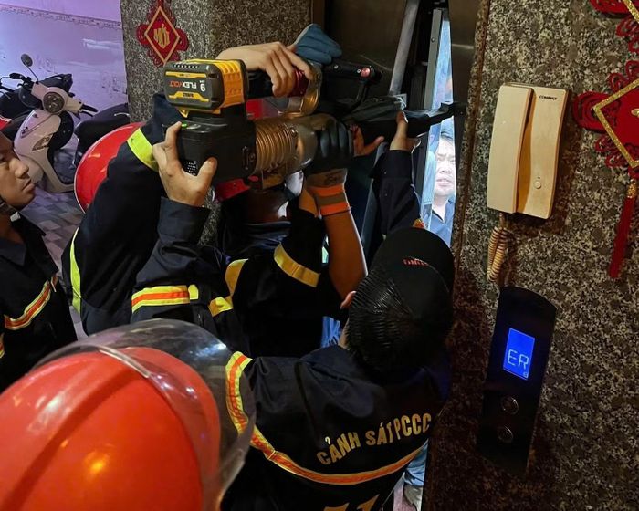 Cảnh sát PCCC cứu 6 người bị kẹt trong thang máy.