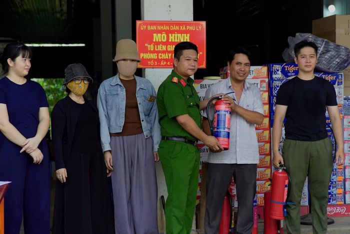 Đội Chữa cháy và Cứu nạn cứu hộ Khu vực 6 trao tặng bình chữa cháy và hướng dẫn PCCC cho người dân tại xã Phú Lý.