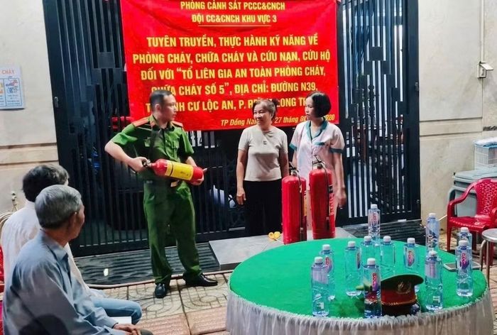 Đội Chữa cháy và cứu nạn cứu hộ Khu vực 3 hướng dẫn người dân cách sử dụng bình chữa cháy.