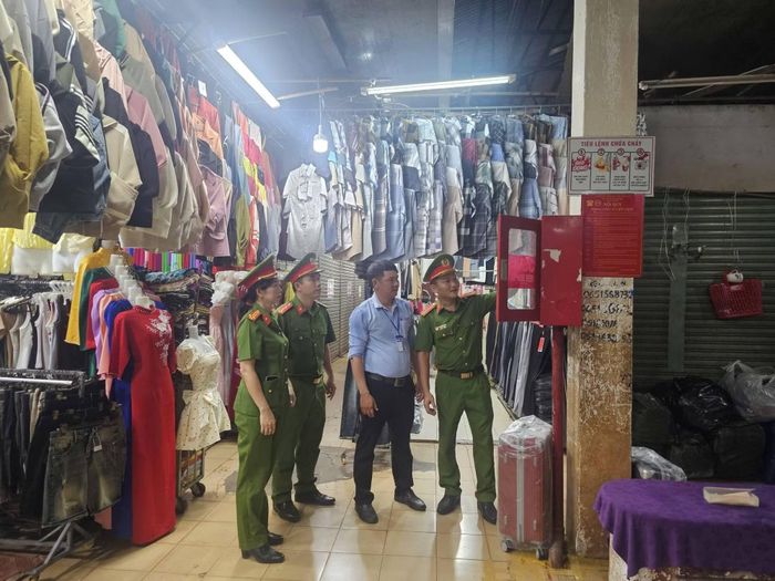 Thường xuyên kiểm tra công tác PCCC tại các chợ và cơ sở buôn bán hàng hóa dễ cháy để phòng ngừa từ sớm, từ xa.