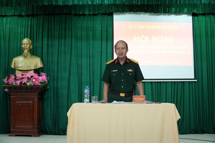 Đại tá Nguyễn Đình Chuẩn, Phó Chính ủy Bộ Tư lệnh Thành phố phát biểu chỉ đạo.
