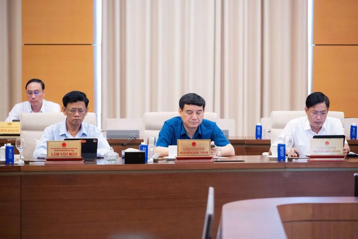 Các đại biểu tại phiên họp.