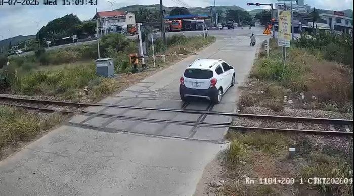 Xe ô tô 78A-140.04 đang vượt rào chắn đường ngang qua đường sắt tại km 1184+200.