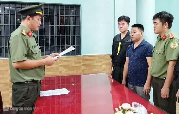 Cơ quan Công an tống đạt quyết định khởi tố đối với đối tượng Nguyễn Văn Đang.