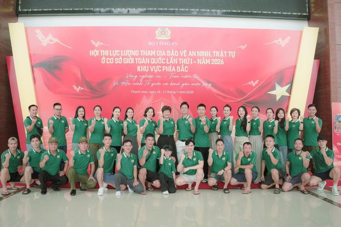  Đội cổ động viên của đội thi Lực lượng bảo vệ ANTT ở cơ sở Hải Phòng rất hào hứng, chuẩn bị khí thế cao độ cho hội thi diễn ra sáng mai. 