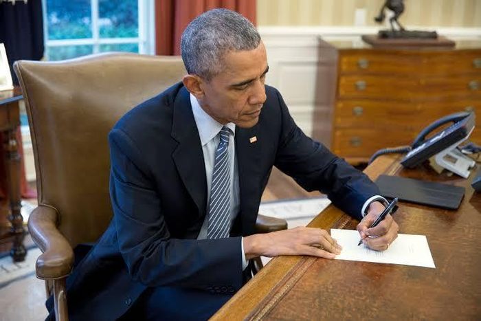 Tổng thống Obama là người thuận tay trái. Ảnh: higheredtoday