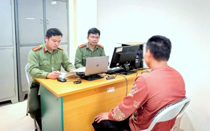 Công an xã Y Tý triệu tập công dân L.V.H. đến trụ sở làm việc. Ảnh: Quỳnh Trang