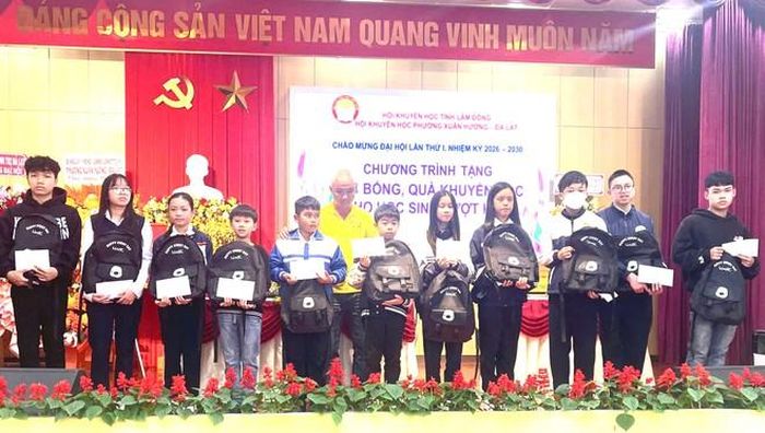 Lãnh đạo Hội Khuyến học tỉnh Lâm Đồng, đơn vị đồng hành trao học bổng và các phần quà cho học sinh tiêu biểu phường Xuân Hương - Đà Lạt.