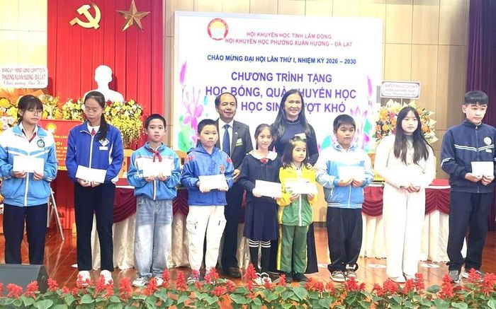 Chủ tịch Hội Khuyến học tỉnh Lâm Đồng Tôn Thị Ngọc Hạnh trao học bổng cho các em học sinh tiêu biểu phường Xuân Hương - Đà Lạt.