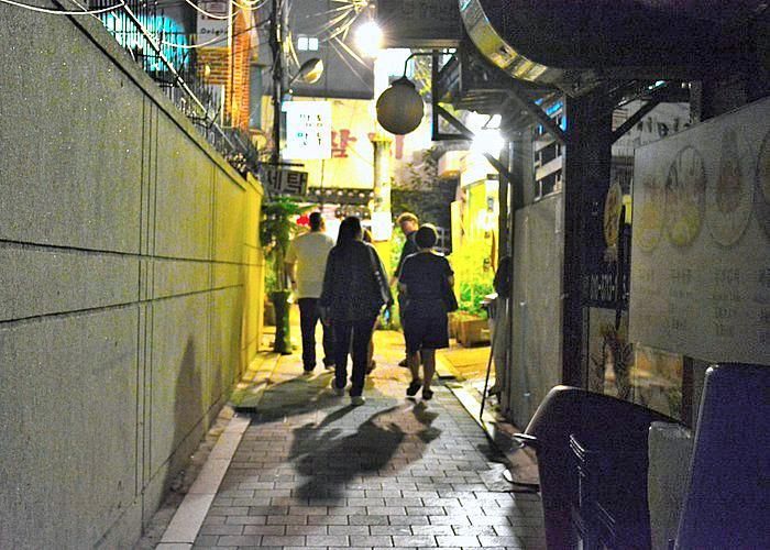 Tour đi bộ "săn ma" huyền bí qua những hẻm tối quanh Seoul (Hàn Quốc), hấp dẫn phân khúc khách du lịch đam mê phiêu lưu mạo hiểm và cả những người tò mò. Ảnh: pelago